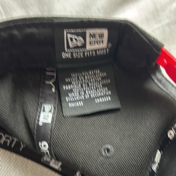 NWT 9 Forty New Era 100% Poly.Fits Most Sizes  Red/Black Chi Blackhawk Ball Cap - Picture 6 of 7